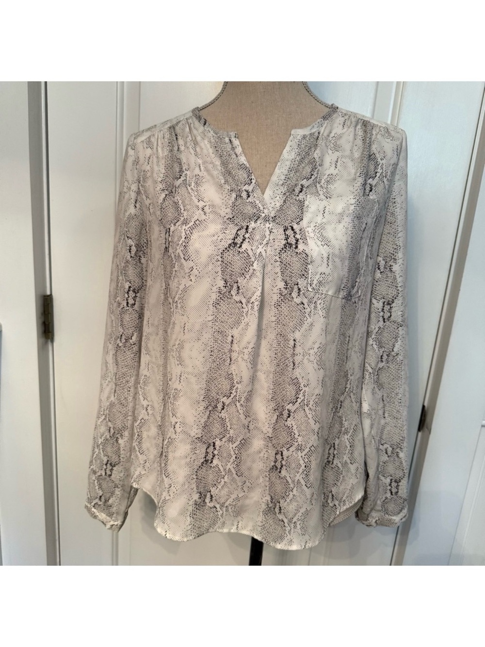 CAROLINA BELLE TOP BLOUSE WHITE BLACK REPTILE PRINT  Y NECK SIZE S